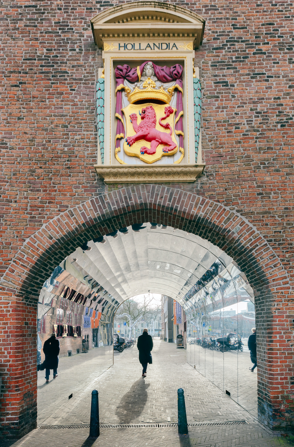 Exterior view of the Gevangenpoort with the mirrored passage
