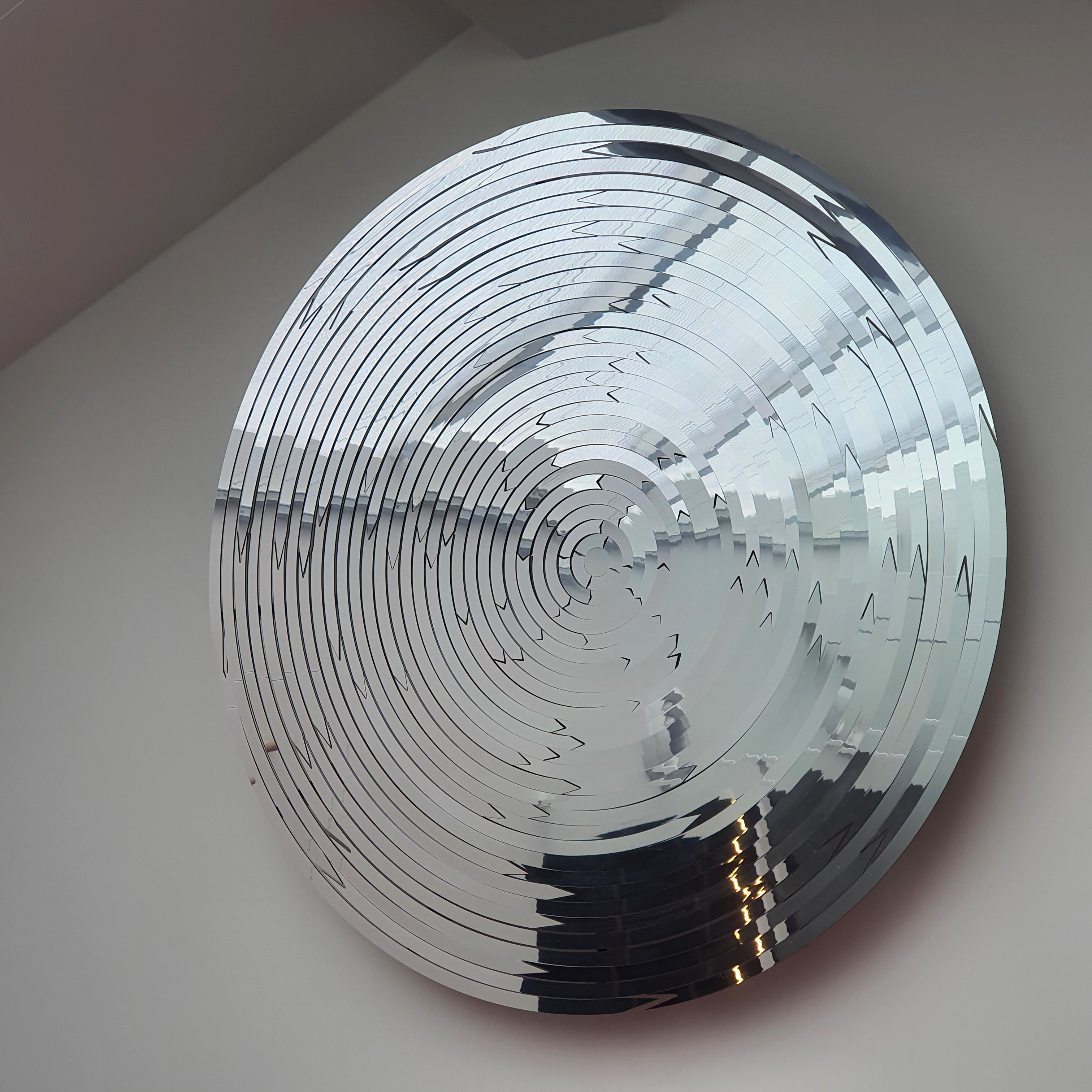 Circular concentric mirror with changing reflections