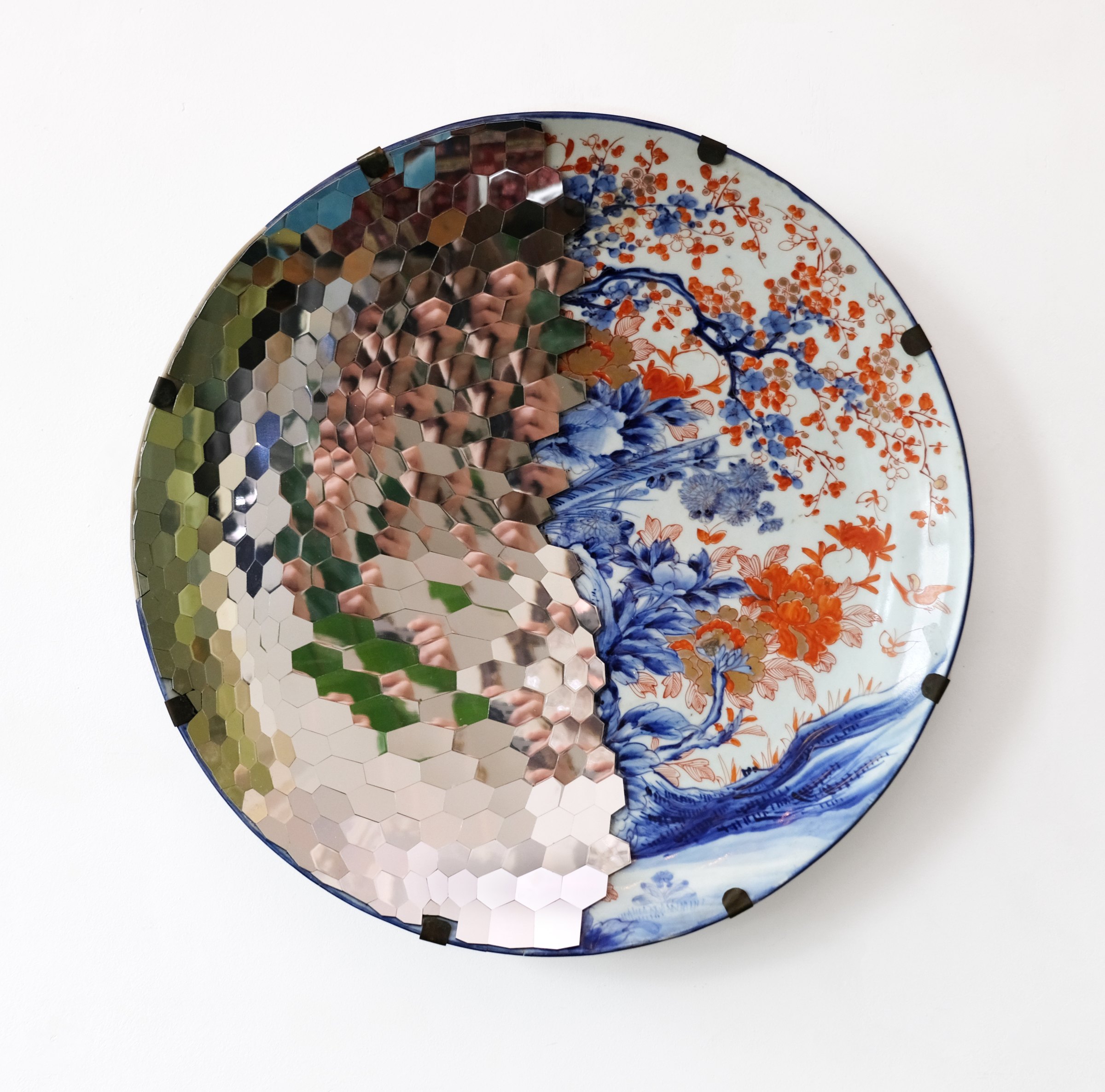 Three Friends of Winter porcelain plate with a field of hexagonal mirrors