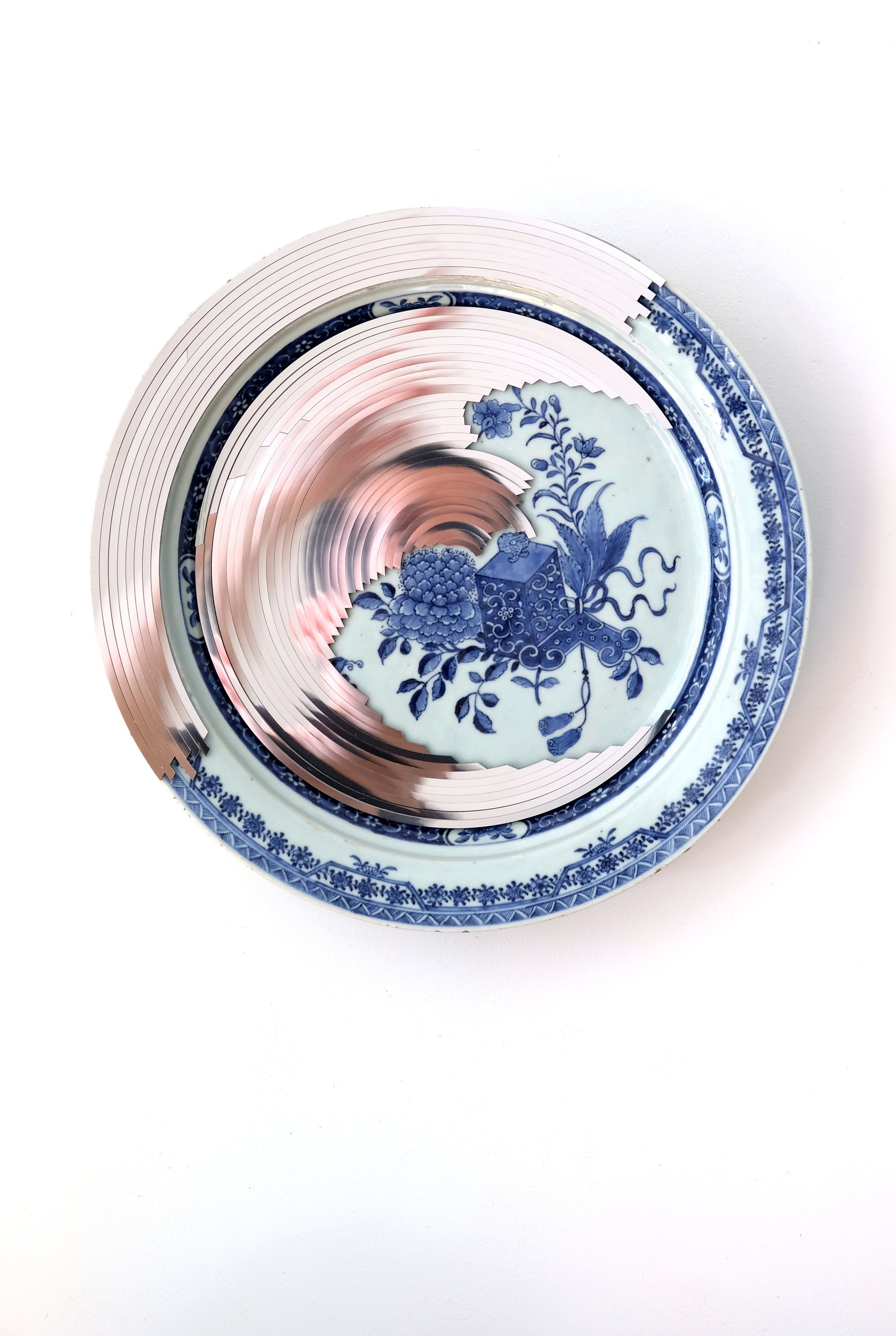 Blue and white porcelain with a shifting mirrored centre