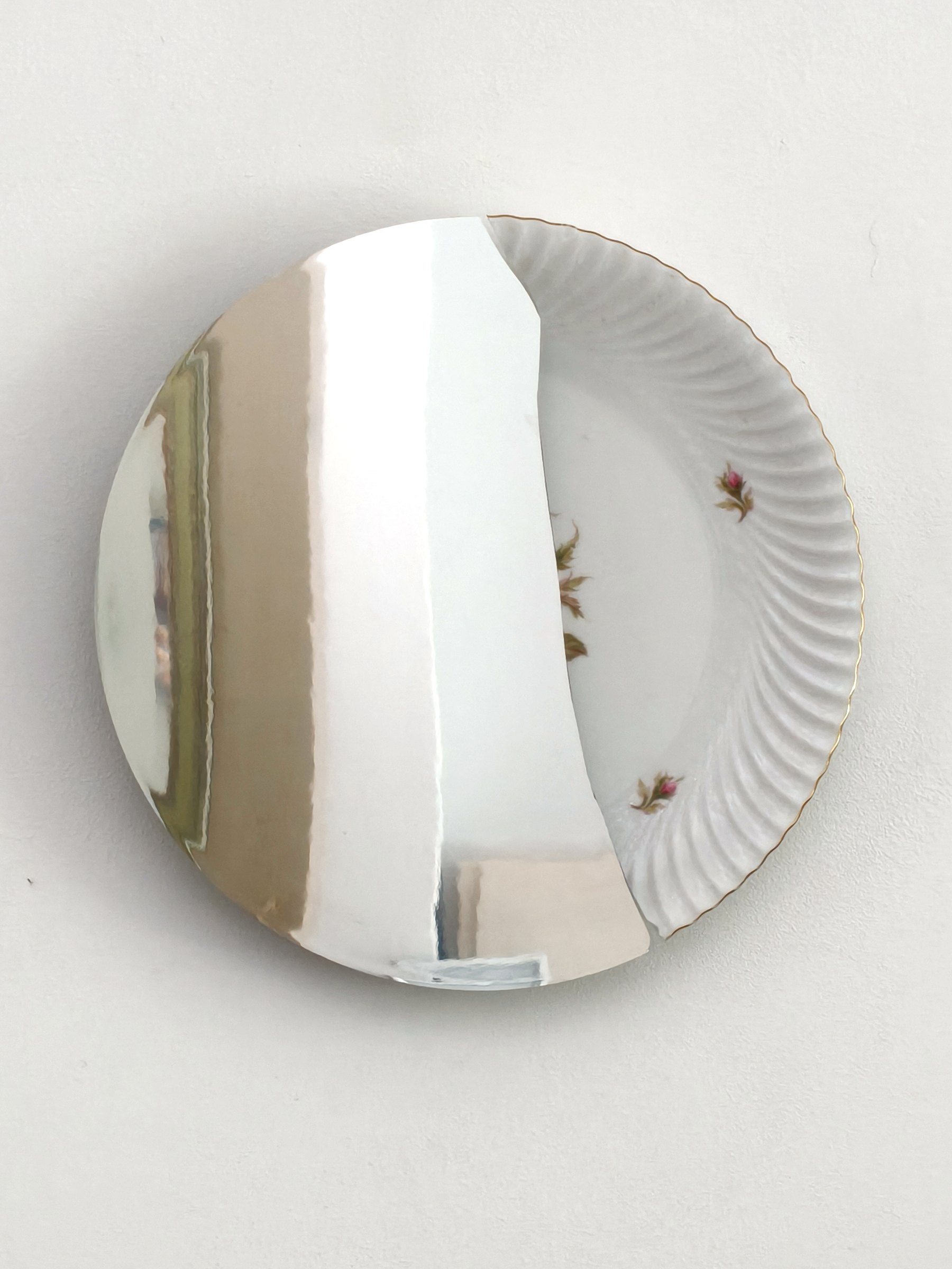 Round white porcelain plate with a mirrored opening
